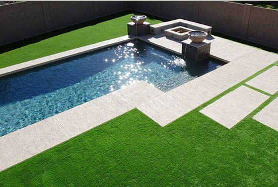 Kunstgras omringend zwembad voor uw tuin